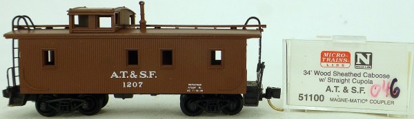 Micro Trains Line 51100 A.T.&amp;S.F. 1207 34&#039; CABOOSE 1:160 OVP #K046 å