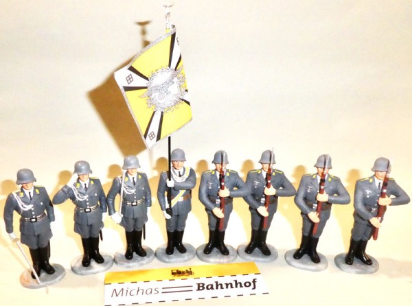 8 Wehrmacht Soldaten Wachsoldaten Fahnenträger Elastolin Kunststoff 8,5cm KD1å